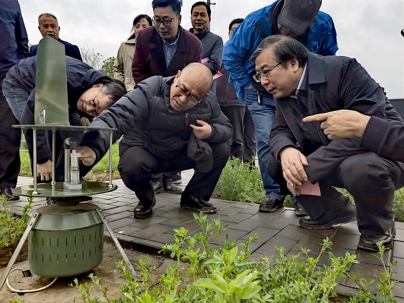 刘录祥首席在陕西凤翔听取胡小平汇报小麦病害自动监测预警系统0.jpg